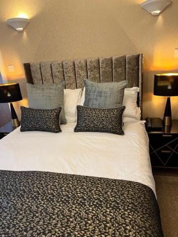 The Masons Arms Hotel 브리젠드 외부 사진