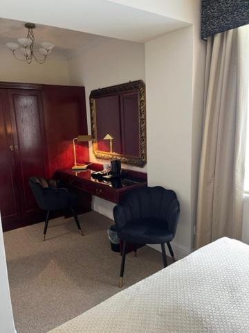 The Masons Arms Hotel 브리젠드 외부 사진