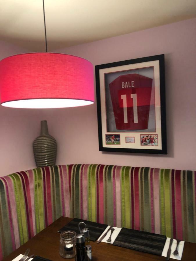 The Masons Arms Hotel 브리젠드 외부 사진