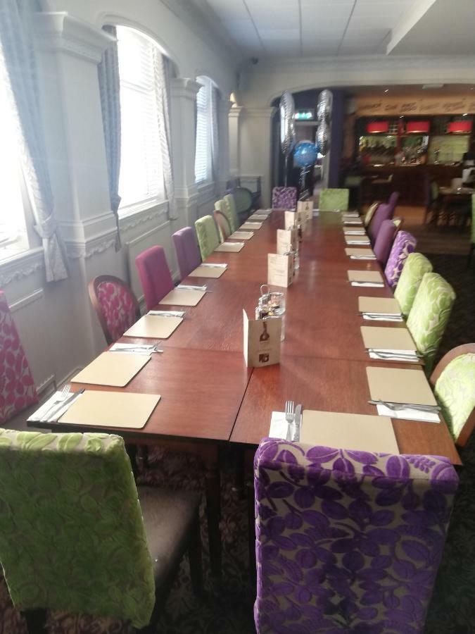 The Masons Arms Hotel 브리젠드 외부 사진